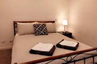 Unique Lvl 1 Apartment Morphett - Chambres d’hôtes