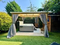 Private All-Weather Hot Tub House, Fire Pit, Free Parking, Near City Centre, Freeman Hospital, Great Transport Links - Chambres d'hôtes Longbenton