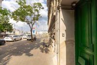 W Home - Danube & Parliament View Apartment - Sleeps 4 - Bed and Breakfast Boedapest