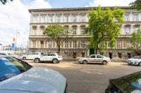 W Home - Danube & Parliament View Apartment - Sleeps 4 - Bed and Breakfast Boedapest