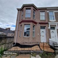 5 Bed Plymouth Home-Free Parking - Close to City Centre - B&B