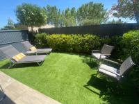 Spacieux appartement avec jardin dans résidence de grand standing avec piscine - B&B Sanary-sur-Mer