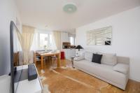 Bright Two-Bedroom Apartment by Noclegi Renters - Ferienwohnung Warschau