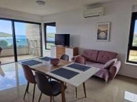 Apartman Hela s direktnim pogledom na more i zajedničkim bazenom - B&B