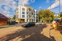 Nowoczesny Apartament Przy Plaży z Parkingiem by Noclegi Renters - B&B
