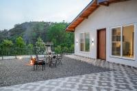 SaffronStays Bourbon - 2BR luxury villa with garden, BBQ, bonfire & valley views near Naukuchiatal & Bhimtal Lake - Chambres d'hôtes Bhimtal