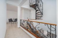 Host Wise - Spacious Family House with Garden - B&B