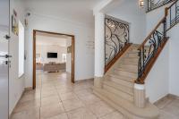 Host Wise - Spacious Family House with Garden - Chambres d’hôtes Lagos