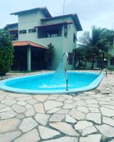 Casasveraneio casa top com 2 suítes com ar condicionado a 100 m da Praia - Barra de São Miguel, 7 minutos do gunga e 3 da praia bonita e conchas ! Área gourmet particular com churrasqueira , chuveirão !condomínio com muito verde,piscina de 10m! - B&B