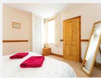3 bed rooms 2 en-suite - spacious with 90sqm garden - self check in - pet friendly - Central, near beach - Chambres d'hôtes Deal