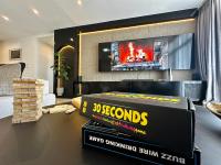 Oreo Home 75inch TV 5mints from Beach & City - B&B Dar es Salaam
