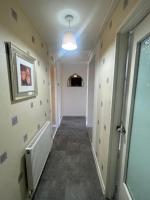 3 Bed Serviced Accommodation with Free Parking & Tram Stop, 10 minutes from Airport and Center - B&B