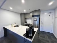Midnight Luxe 2BR 2Bath 2Car 528 in the heart of Braddon Pool Sauna Gym Secure Parking Wifi Wine - B&B Canberra