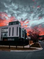 Green Rooms Braddon - Themed Micro Apartments in Canberra's Trendiest Neighborhood - Bed and Breakfast