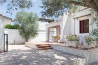 Villa Antonella con Piscina nel Boomerang Village a Torre Colimena - Chambres d'hôtes Torre Colimena