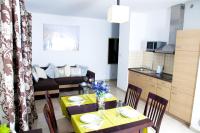 Apartament IKAR z własnym ogródkiem, bardzo blisko morza - B&B Rewal