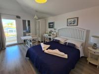 Studio mit 2 Einzelbetten und Balkon

