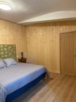 Habitación con cama extragrande y vistas al jardín