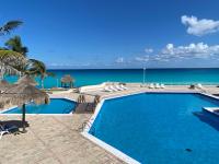 Brisas Shores Beachfront connecting apartments, Cancun Hotel Zone - Chambres d'hôtes Cancún
