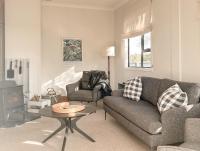 Dalton Cottage - Dreamy Retreat in Lush Gardens - B&B Hokitika