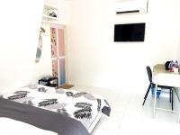 Zimmer mit Queensize-Bett und Poolblick