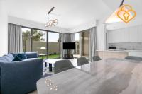 Keysplease 4BR Villa walking to pool, Cherrywoods Family Community - Chambres d'hôtes Dubaï