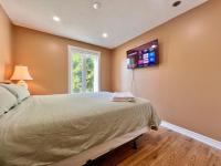 Chambre Lit Queen-Size avec Salle de Bains Commune