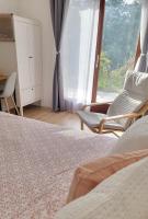 Zimmer mit Queensize-Bett und Gartenblick