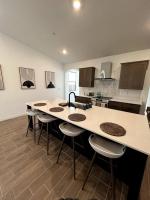 Luxurious 2BR 2BA Modern Getaway - B&B