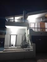 Spacious maisonette 200m from the sea private - B&B