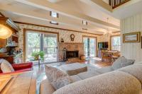 Rustic Riverfront Truckee Cabin with Deck and BBQ - Bed and Breakfast Truckee