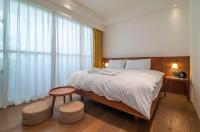 Zimmer mit Queensize-Bett und Balkon
