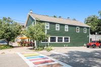 Center Suite B - B&B Douglas