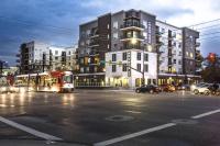 Large Luxury 2Bd 2Ba with office nook -prkg gym pool - B&B