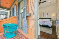 Zimmer mit Kingsize-Bett und Balkon