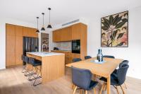 Wanaka Modern Townhouse with Outdoor Fireplace Sleeps 8 - Chambres d'hôtes Wanaka