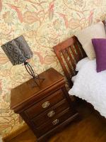 Zimmer mit Kingsize-Bett und Gartenblick. 