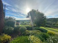 Cheerful 3 bedroom house with fantastic views - B&B
