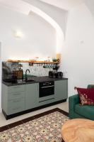 Traditional Apartment with Maltese Internal Court Yard - Designed with Traditional Stone and Tiling - Chambres d'hôtes La Valette