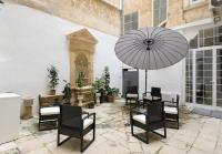 Traditional Apartment with Maltese Internal Court Yard - Designed with Traditional Stone and Tiling - Chambres d'hôtes La Valette