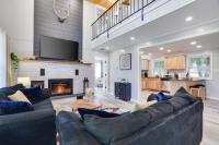 POCONOS BRAND NEW LAKEFRONT Oasis 1 ACRE, HOTTUB GAMEROOM FIREPITS TALK ABOUT PRIVACY - B&B Albrightsville