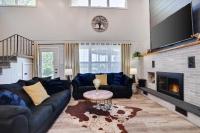 POCONOS BRAND NEW LAKEFRONT Oasis 1 ACRE, HOTTUB GAMEROOM FIREPITS TALK ABOUT PRIVACY - B&B Albrightsville