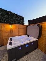 Hot Tub Retreat - - Bed and Breakfast Swindon