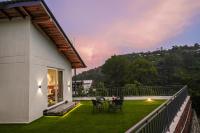 SaffronStays Bourbon - 2BR luxury villa with garden, BBQ, bonfire & valley views near Naukuchiatal & Bhimtal Lake - Chambres d’hôtes Bhīm Tāl
