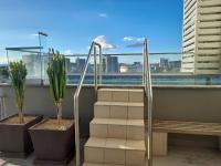 Chic City Flat - Sky High with a View - B&B