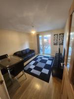 Beautiful 4 bedroom home with Parking by Lakeside - Bed and Breakfast