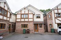 Emirates House, Luxe 5 Bed, with King sized Beds, next to Aiport & NEC, JLR 5 mins - B&B