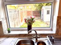 Cosy and spacious Home -Free parking, Free WiFi- sleeps 5 by FINNA Properties Ltd - Chambres d'hôtes Rainham