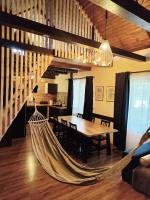 Osada Brzeziny - 25 minut od Warszawy - sauna, balia z jacuzzi, basen, altana, grill, ogród, ognisko - B&B Brzeziny