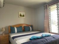 Two bedroom -King sized bedroom-Free parking - B&B